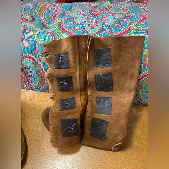 Taos Womens Tan Moccasin Boots With Silver Concho Accents - Picture 3 of 6